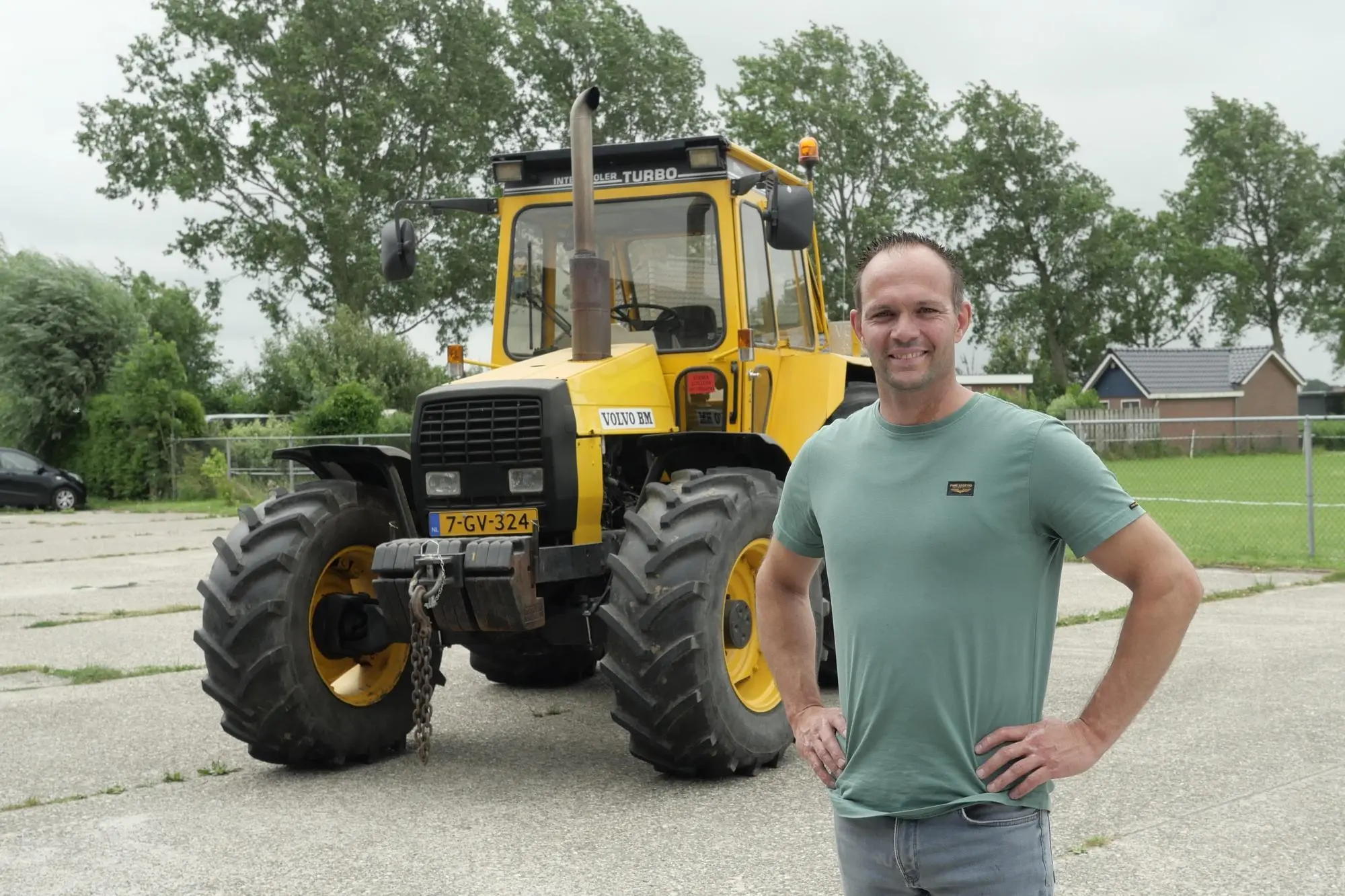 Jacob Sikma bij de Volvo BM Valmet 2105 die hij als kind al kende van zijn traptrekker. Foto: Michiel Eberwijn