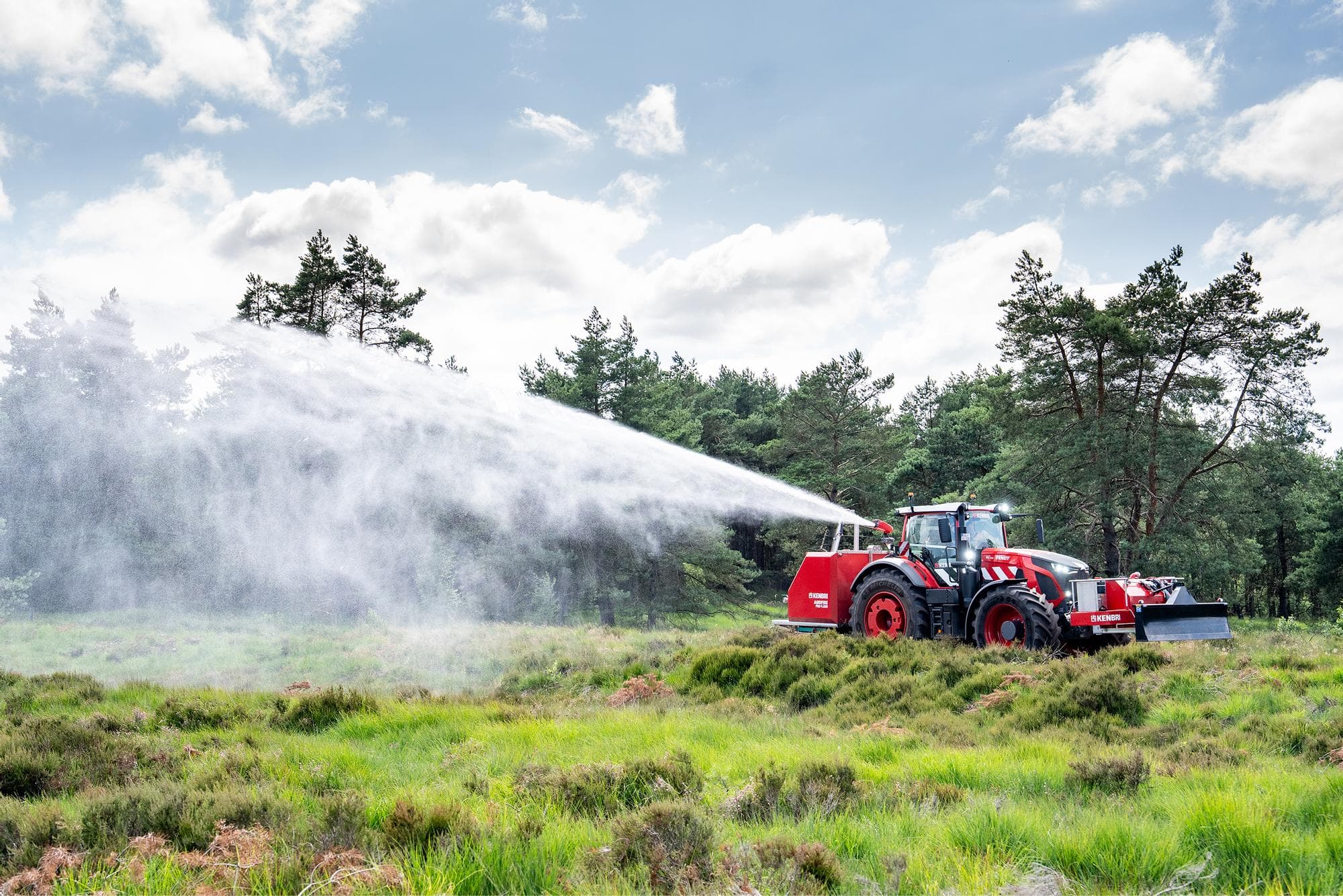 De Agrifire Pro bestaat uit een standalonesysteem met twee units waartussen vrijwel elke trekker past, mits die het gewicht kan dragen. Foto's: Kenbri