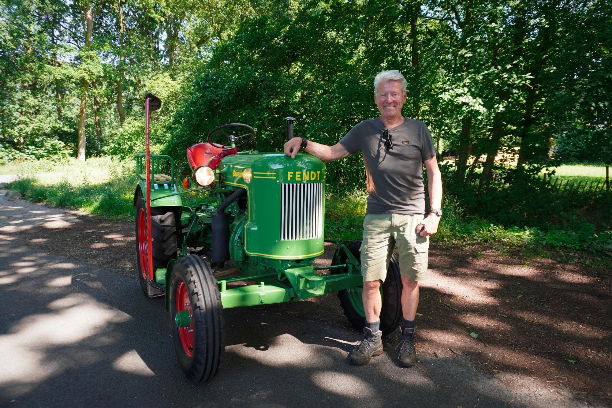 Rien van Ravenhorst vond het maaien vroeger 'kolerewerk'; nu stapt hij juist ter ontspanning op zijn Fendt Dieselross F15 met maaibalk. Foto: Rachel Henst