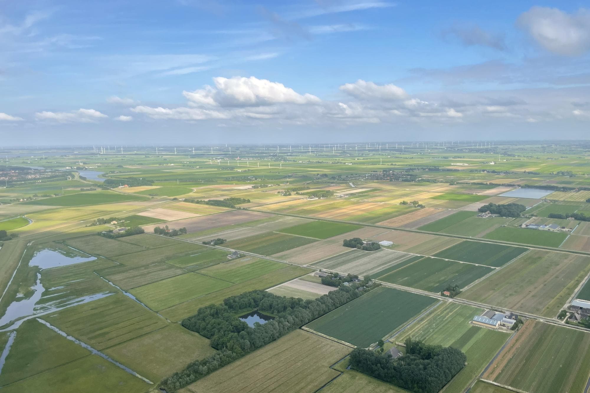 Nederlands landbouwgebied met grasland en akkerbouw. Het areaal cultuurgrond dat bij landbouwbedrijven staat geregistreerd, nam tussen 2015 en 2025 met bijna 52.000 hectare af. Foto: Martijn ter Horst