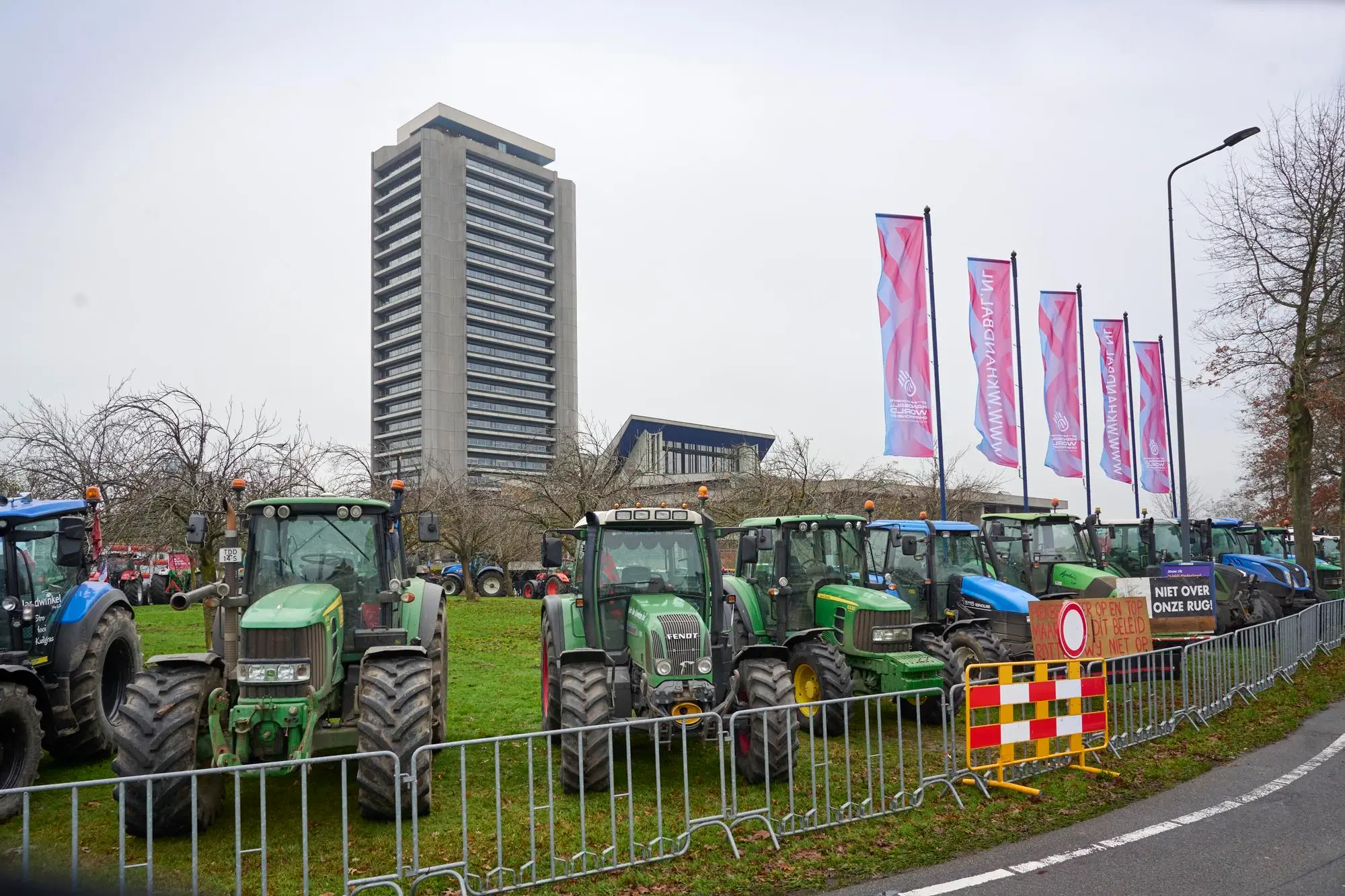 Protest bij het Provinciehuis in Den Bosch in november 2025 over het Brabantse stikstofbeleid; Provinciale Staten houden hier op vrijdag 14 augustus een extra vergadering over het intrekken van natuurvergunningen van vijf veehouders. Foto: Van Assendelft Fotografie