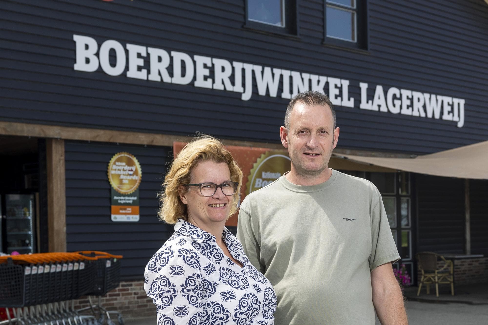Anita en Gert-Jan Lagerweij staan voor hun boerderijwinkel. Foto's: Herbert Wiggerman