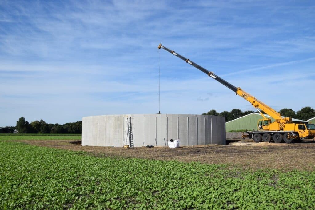 Voor bepaalde bouwwerken is geen vergunning voor de ruimtelijke bouwactiviteit nodig. Dit geldt bijvoorbeeld voor een mestsilo op het achtererfgebied.