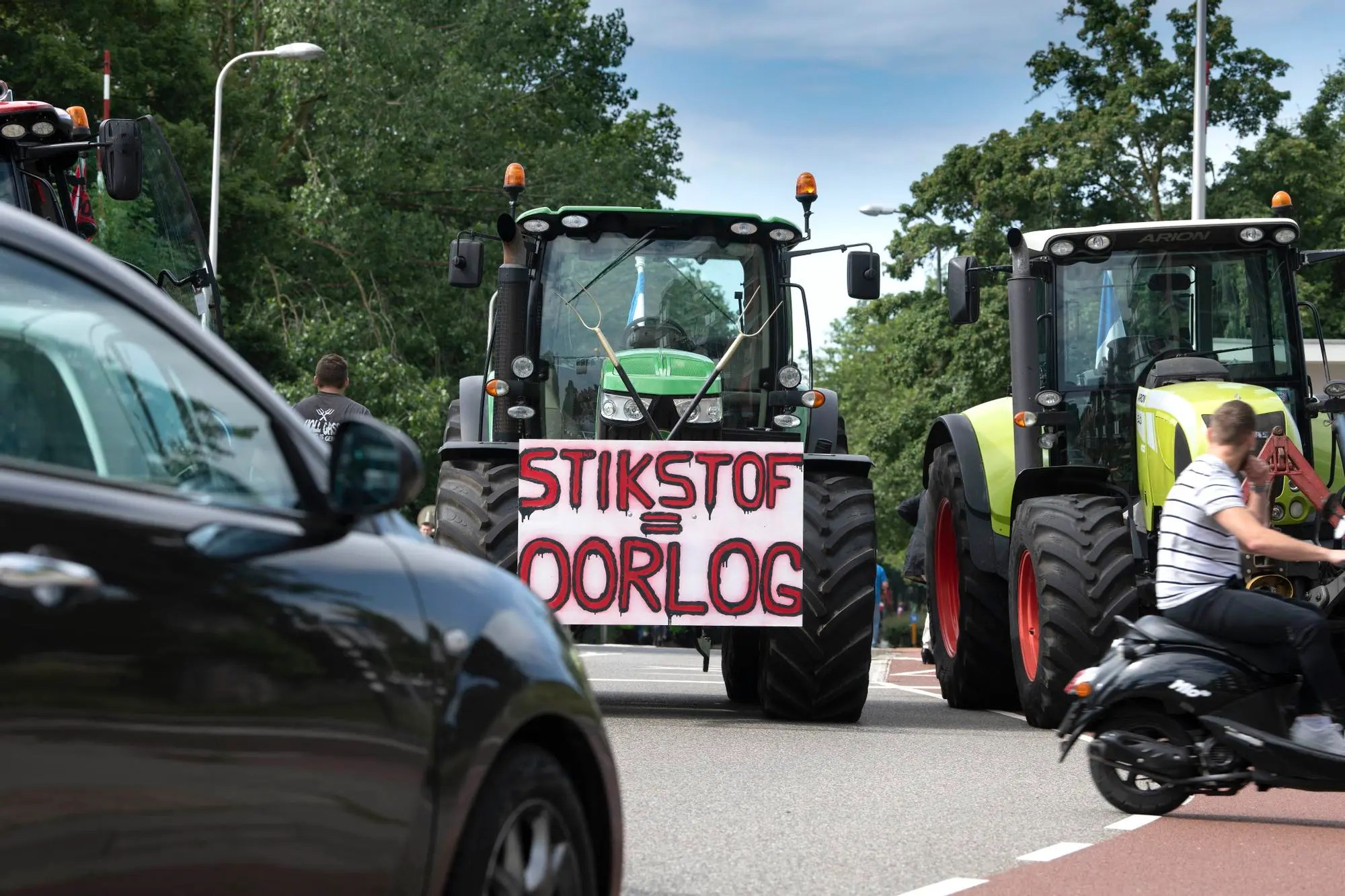 Beeld van een stikstofprotest in juli 2021, vijf jaar geleden. De actiebereidheid is op dit moment niet massaal, constateren de boerenactiegroepen, maar zij verwachten dat dit in het najaar verandert. Afgelopen week waren er lokaal enkele acties. Foto: Mark Pasveer
