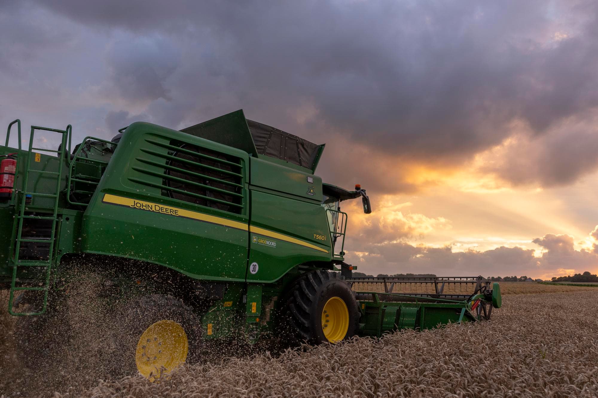 De combines draaien volop. Door het warme en droge weer begon de graanoogst dit jaar weken eerder dan gebruikelijk. De kwaliteit lijkt gemiddeld goed, maar de opbrengsten liggen op veel plaatsen lager dan vorig seizoen. Foto: Mark Pasveer
