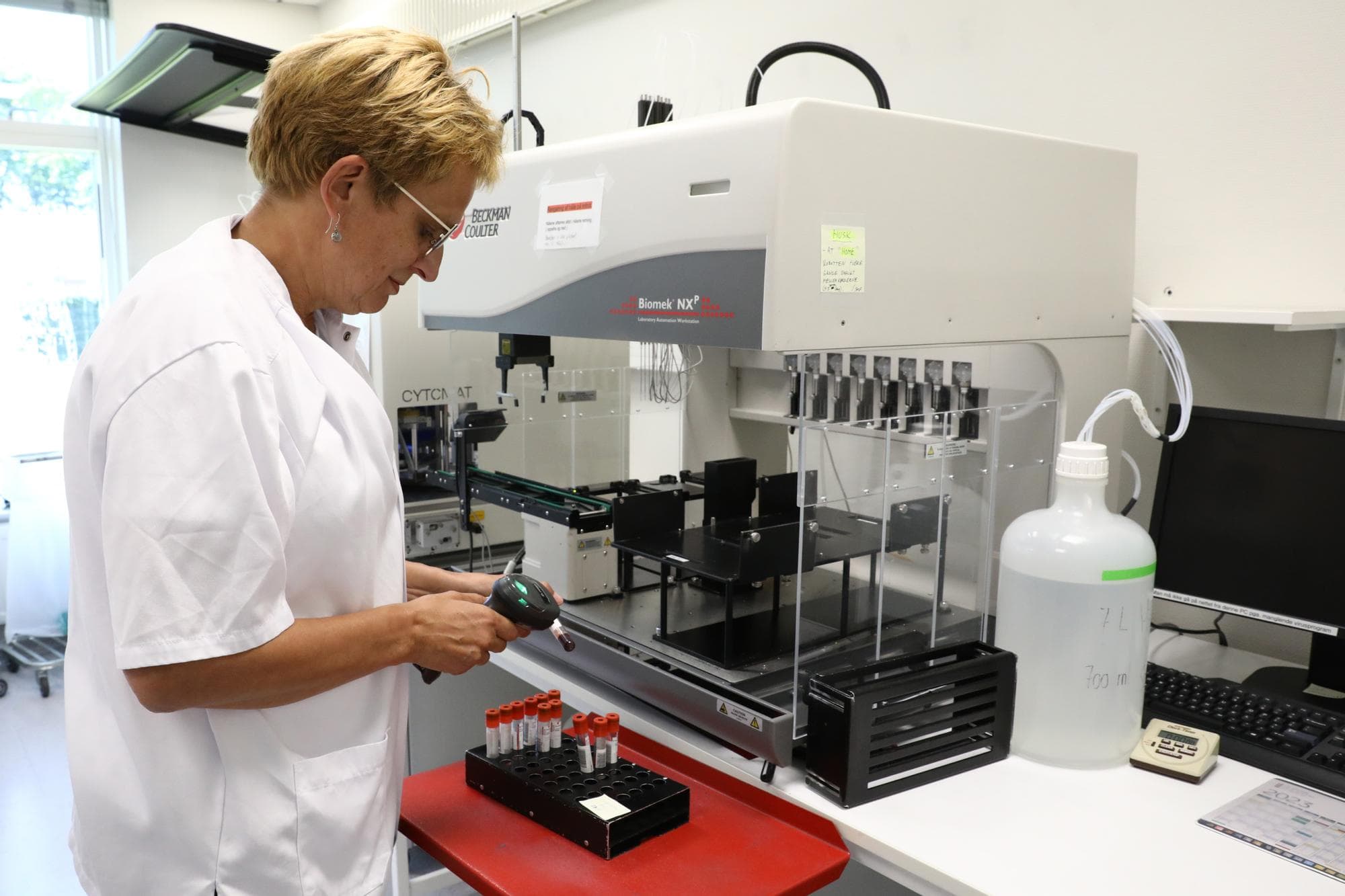 Op het veterinair laboratorium in Kjellerup wordt een set bloedmonsters gescand en vervolgens getest op de aanwezigheid van antistoffen tegen het PRRS-virus. Foto’s: Henk Riswick