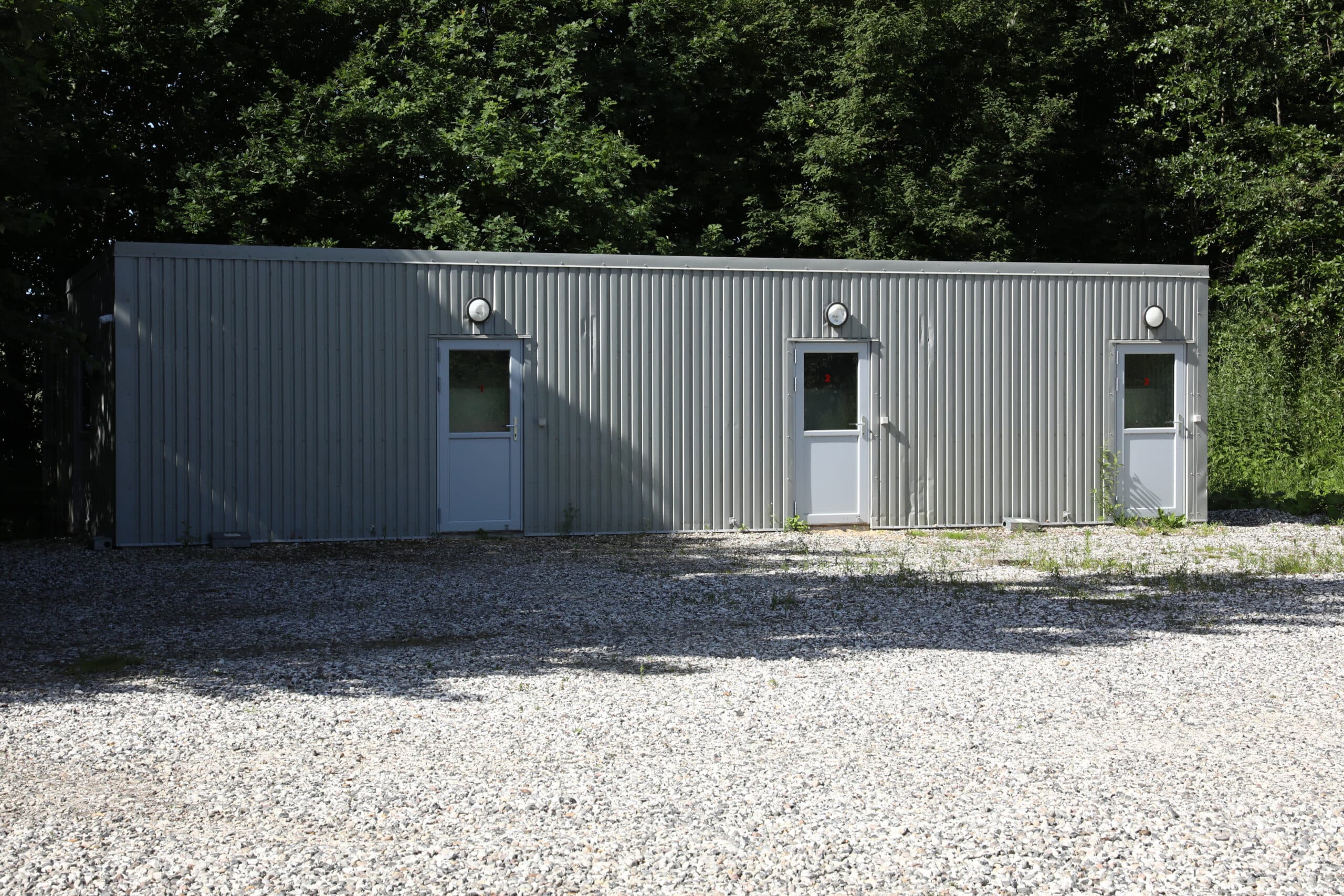 In deze containers worden de beren gelost na aankomst op het teststation. Ze mogen pas de opfokstal in nadat een PCR-test uitwijst dat ze geen PRRS-virus bij zich dragen.