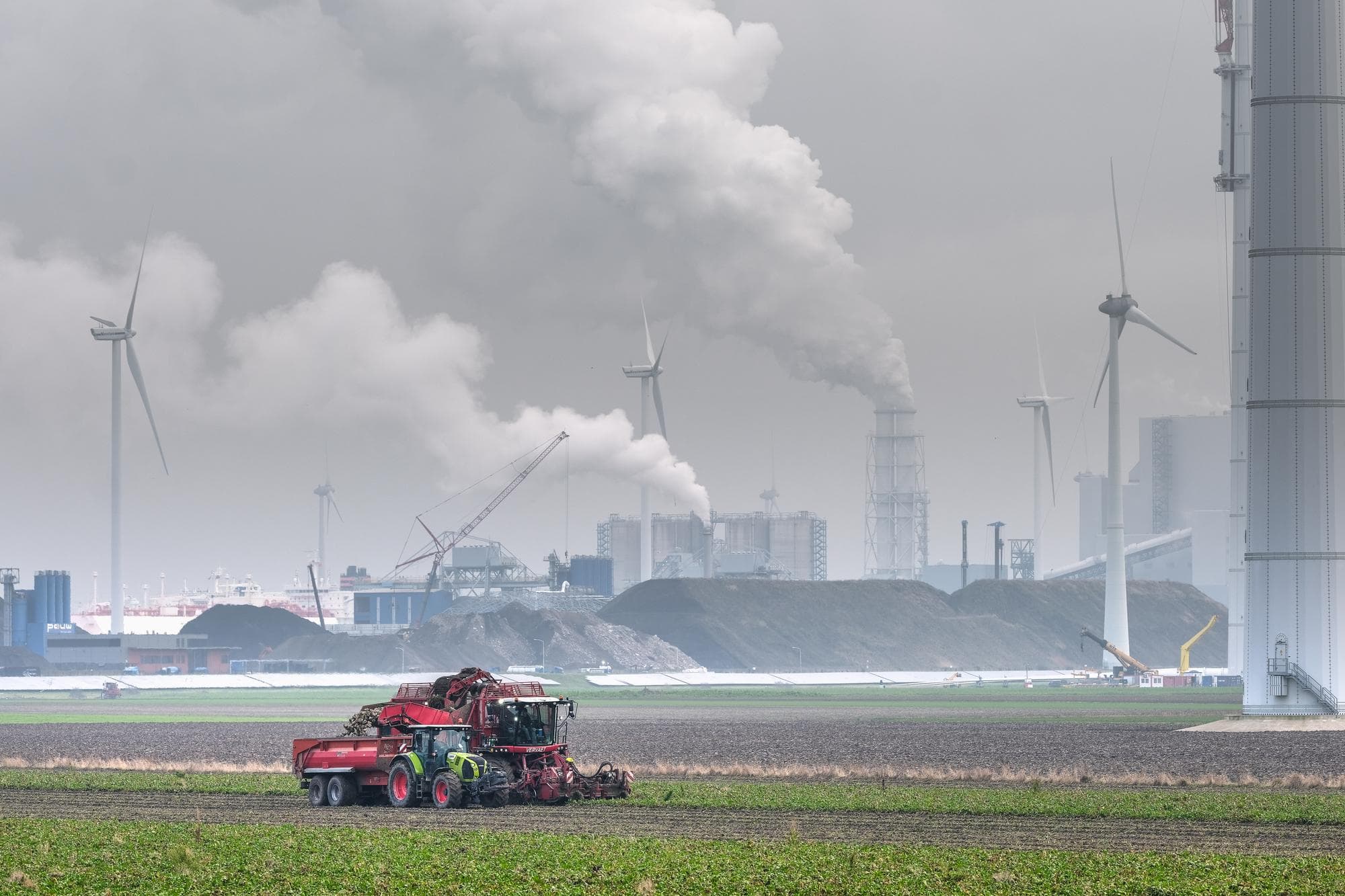De ontwikkeling rondom de Eemshaven heeft ervoor gezorgd dat op veel grond voorkeursrecht is komen te liggen. Dit heeft een prijsopdrijvend effect voor de grondmarkt, ervaren makelaars. Foto: Jan Willem van Vliet