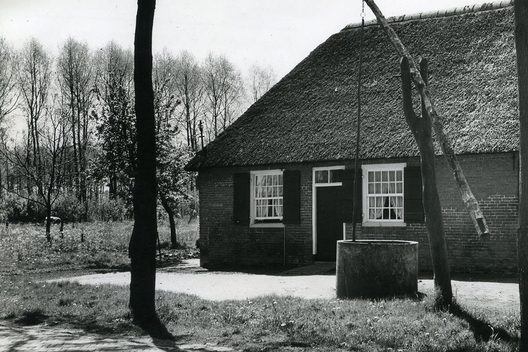 De waterput stond meestal vlakbij de keukendeur, wel zo handig. Het bovengrondse deel van de put werd aan de buitenkant vaak glad afgesmeerd met cement. Hier en daar kwam er nog een ijzeren band omheen die de putrand beschermde tegen stootschade van emmers. Op de foto is dit trouwens niet het geval. - Foto: Misset