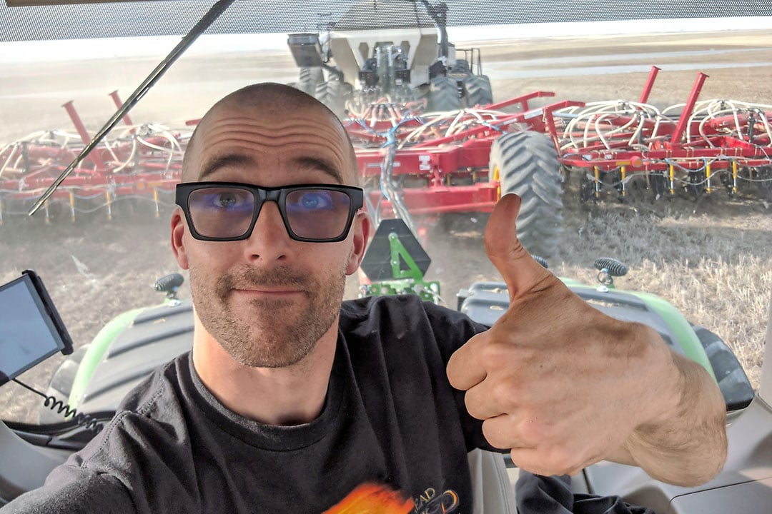 Mike Mitchell’s grootouders begonnen hun boerderij in het begin van de 20e eeuw op de prairies (graslanden) in het zuidwesten van de Canadese provincie Saskatchewan, tegen de grens met de VS. Die boerderij maakt nog steeds deel uit van het huidige familiebedrijf dat hij samen met zijn vrouw, broers en vader runt. - Foto's: Mike Mitchell