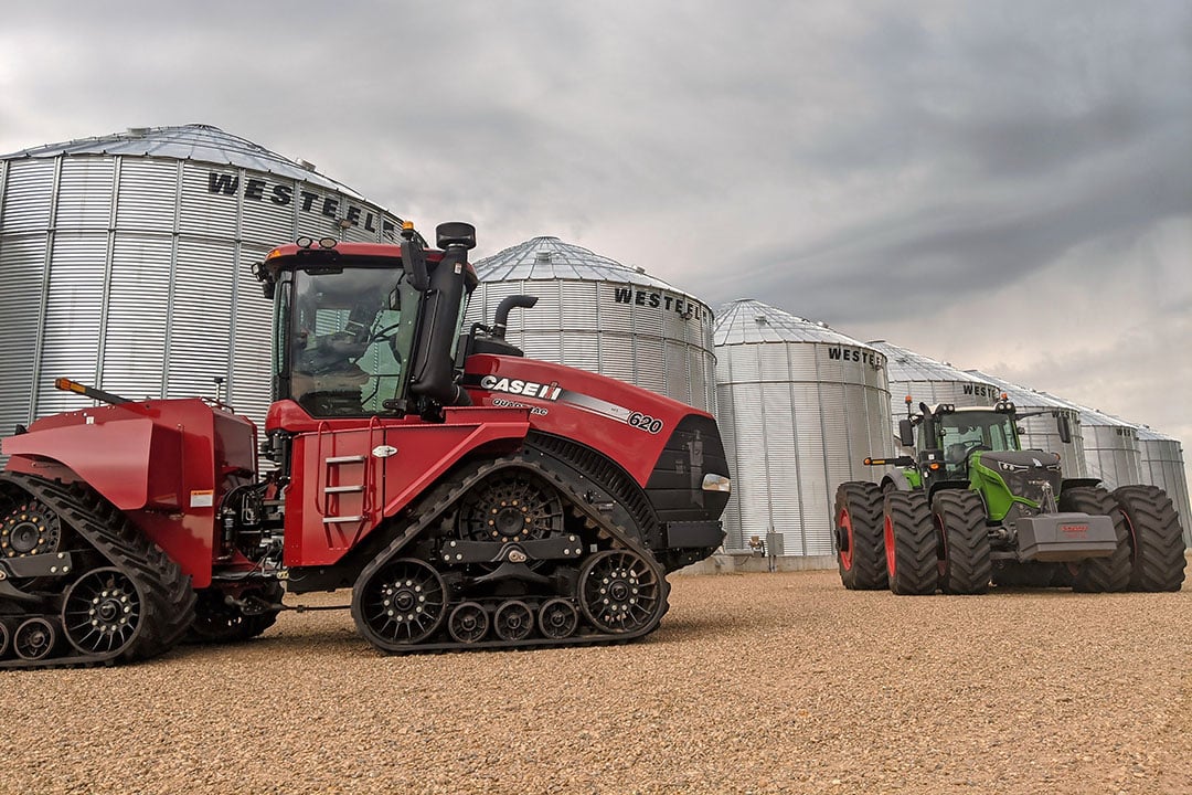 Mitchell heeft in zijn machinepark 'alle kleuren van de regenboog'. Case IH, John Deere, Fendt, ze bevallen allemaal en elk merk heeft ook z'n minpuntjes.