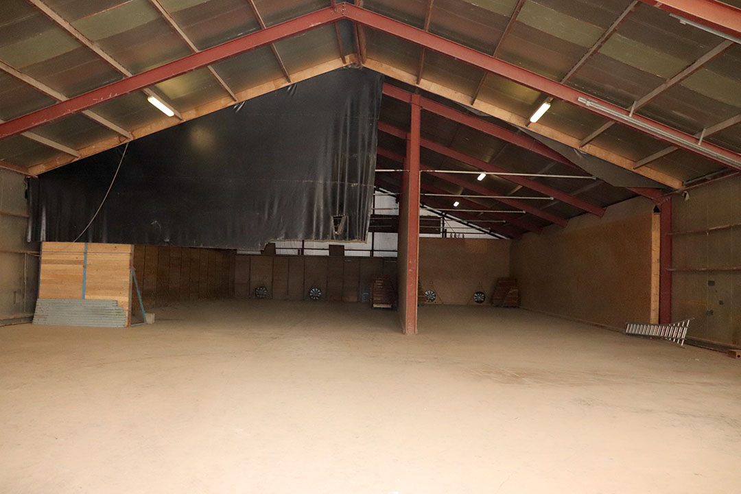 De binnenkant van de loods. Deze functioneert als machineloods en opslagruimte voor aardappelen. In totaal is circa 1.000 ton opslag mogelijk met bovengrondse luchtkanalen.