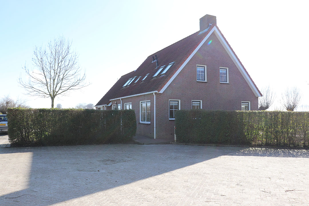 De bedrijfswoning is gebouwd in 1998 heeft een heeft een inhoud van circa 765 kuub. De woning telt vier slaapkamers waarvan één op de begane grond.