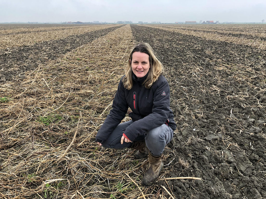 Nicole Gijzel-Bil is akkerbouwer in Kerkwerve. Intekenen van de percelen doet ze al jaren zelf. "De moeilijkheid zit vooral in het samenvoegen en splitsen van percelen in de juiste volgorde", zegt Nicole. - Foto: RVO