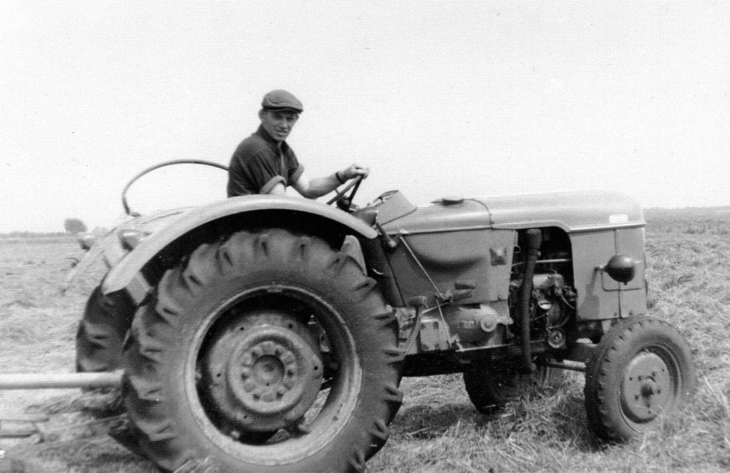 Jan op de trekker. Hij had de landbouwschool niet afgemaakt maar hij wilde toch boer worden. In dienst als knecht, wilde hij het vak beter leren.