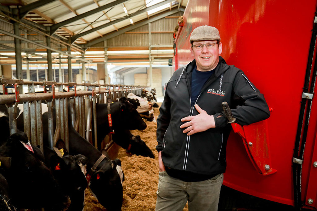 Pieter Rozendaal is herd manager bij melkveebedrijf Den Eelder. "“Wat mij nog het meest opviel toen we startten met Selko-TMR was de zichtbare vermindering van het restvoer. Dit werd nagenoeg nihil terwijl wij streven naar een restvoer van 2 tot 2.5%." - Foto: Trouw Nutrition