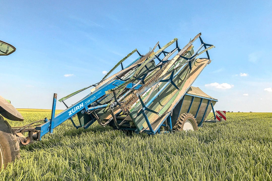 Dankzij de opvouwbare vleugels met messenbalk en afvoerband, slinkt de werkbreedte van 9 of 12 meter tot een transportbreedte die binnen de 3 meter blijft.