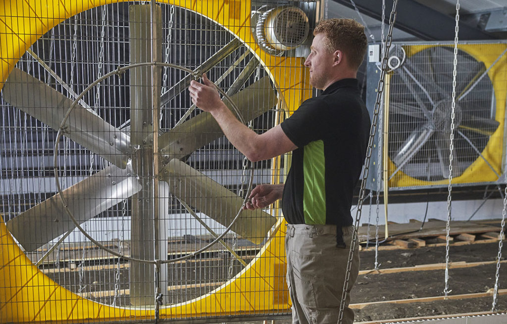 Met de hogedrukverneveling bleef de groei van de vleesvarkens in 2020 op peil, terwijl deze in 2019 nog met 25 gram daalde in de zomer. Ook de kraamzeugen bleven doorvreten. : Foto: Van Assendelft Fotografie