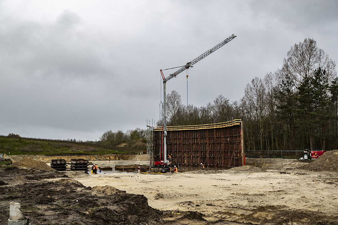 De bekisting voor de twaalf meter hoge wanden van de opslagtanks wordt gebouwd.