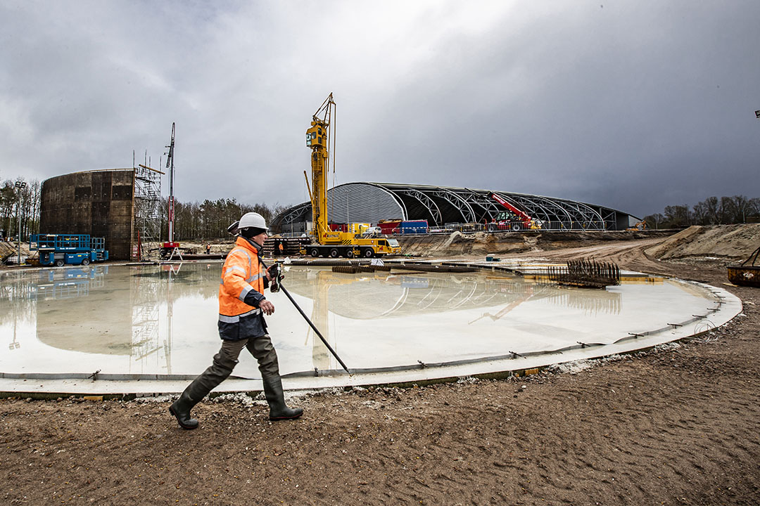 De vloeren van de opslagtanks zijn gestort. Er wordt al gebouwd aan de wanden.