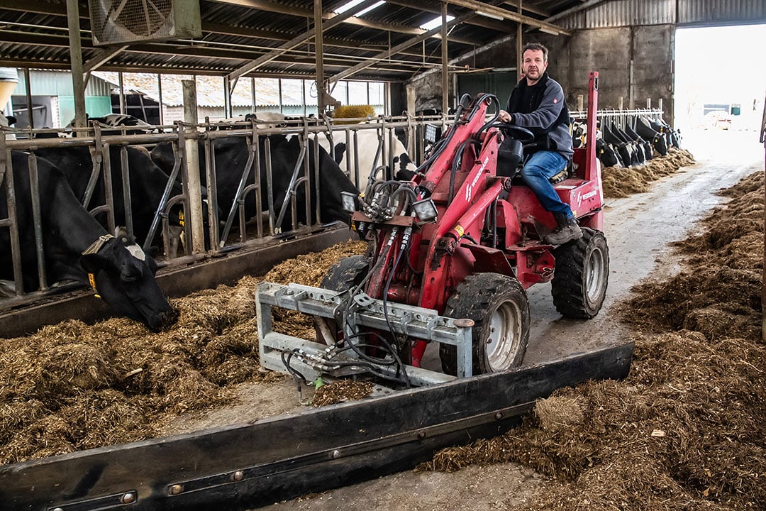 Voer aanschuiven voor de koeien. Eddy mag dan soms erg druk zijn, hij heeft volgens Anouk altijd wel tijd voor een praatje.