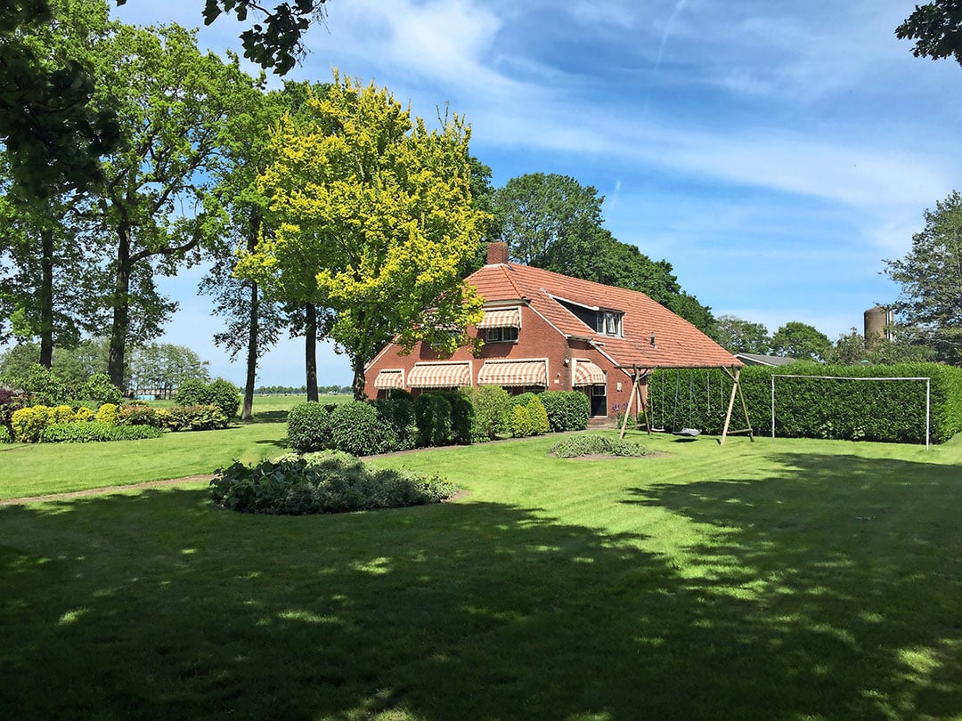 Het woonhuis is zeer ruim en telt onder meer vijf slaapkamers. Er is daarnaast een garage voor twee auto’s.
