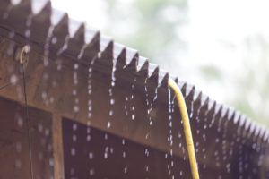 Het dak nat maken zorgt voor onttrekking van warmte. Het water mag niet voor de luchtinlaat komen, omdat daarmee de binnenkomende lucht een hoge luchtvochtigheid krijgt. - Foto: Joris Telders