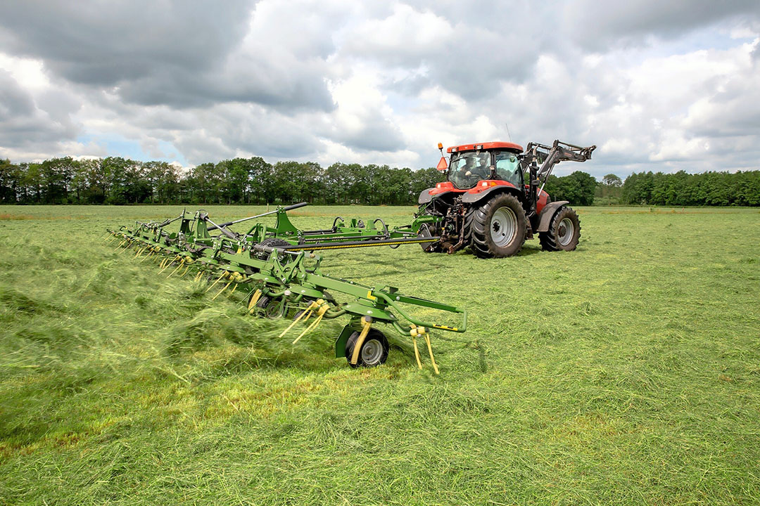 Krone-schudder in actie. OptiTurn pakt het gras beter op en dus is een hogere rijsnelheid mogelijk, aldus de fabrikant. - Foto: Krone