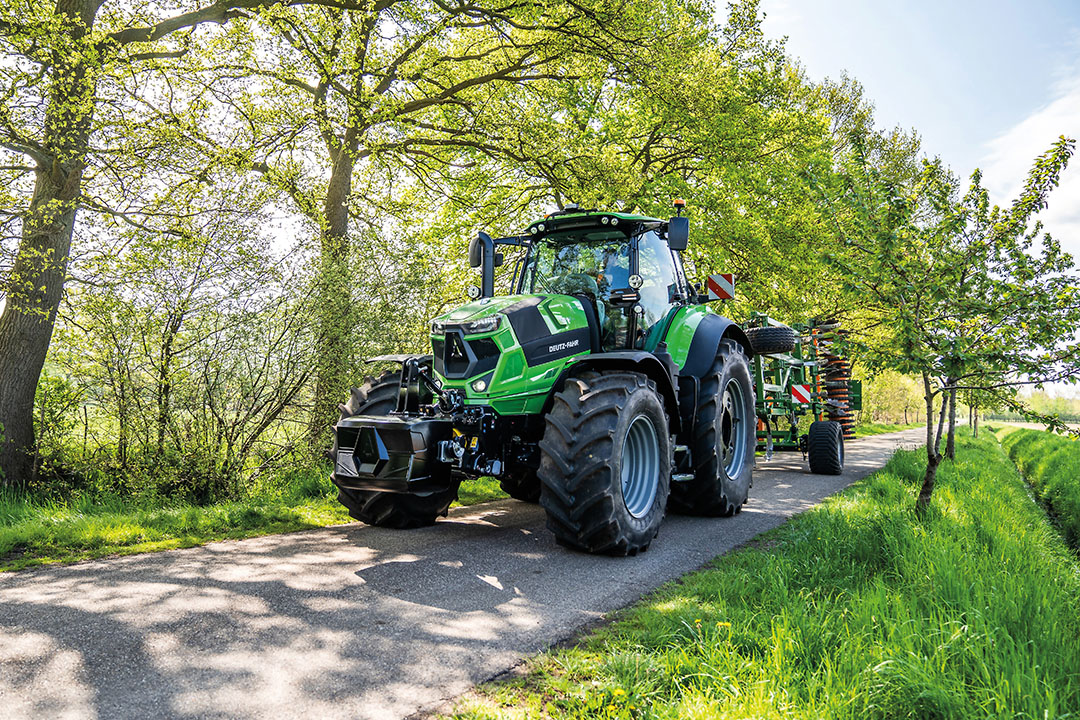 De trekker kan tot 60 km/u rijden bij iets minder dan 1.800 toeren. De meer praktische 40 km/u doet-ie bij een zuinige 1.200 tpm. - Foto: Deutz-Fahr