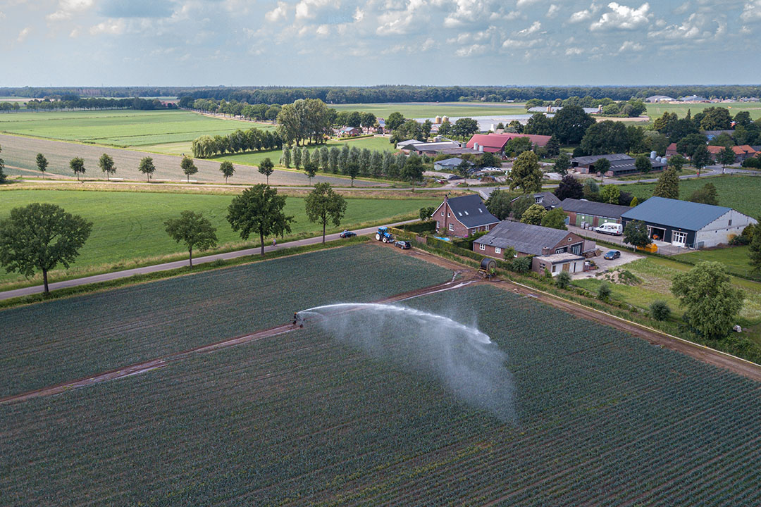 Preiteler Ronald Swinkels in Meterik (L.) is alweer volop aan het beregenen. - Foto: Peter Roek