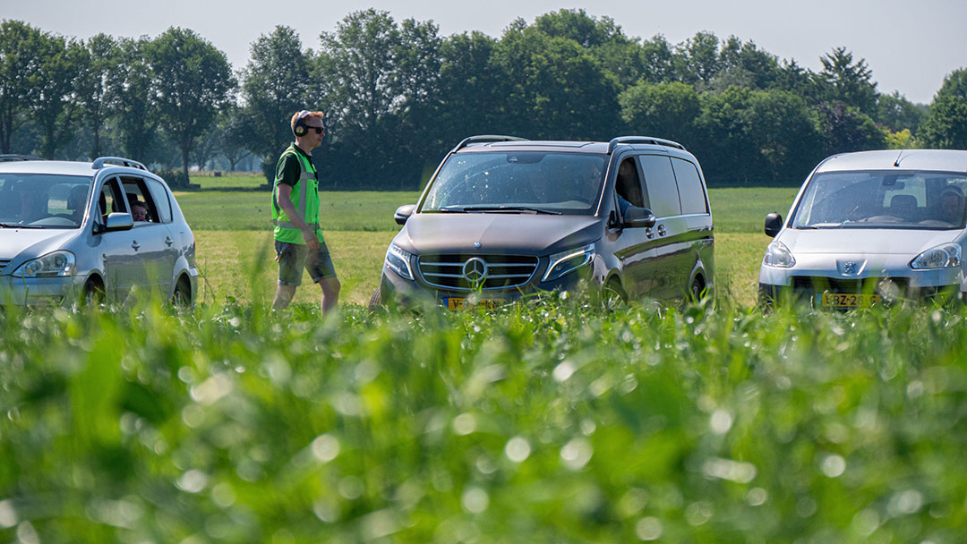 Vanuit de auto kunnen de bezoekers alles volgen. In het veld lichten de specialisten de verrichtingen, kenmerken en eigenschappen van de verschillende machines toe via de uitgereikte koptelefoon.