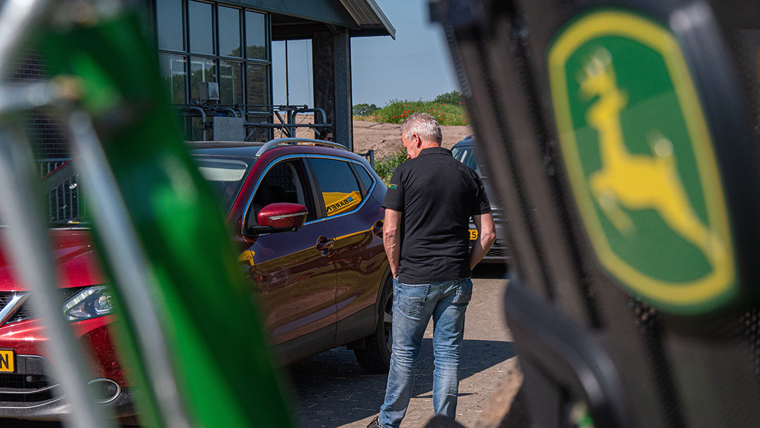 Op de drive-in minibeurs staan meerdere bedrijven de bezoekers te woord om vragen te beantwoorden over de verschillende producten en ideeën.