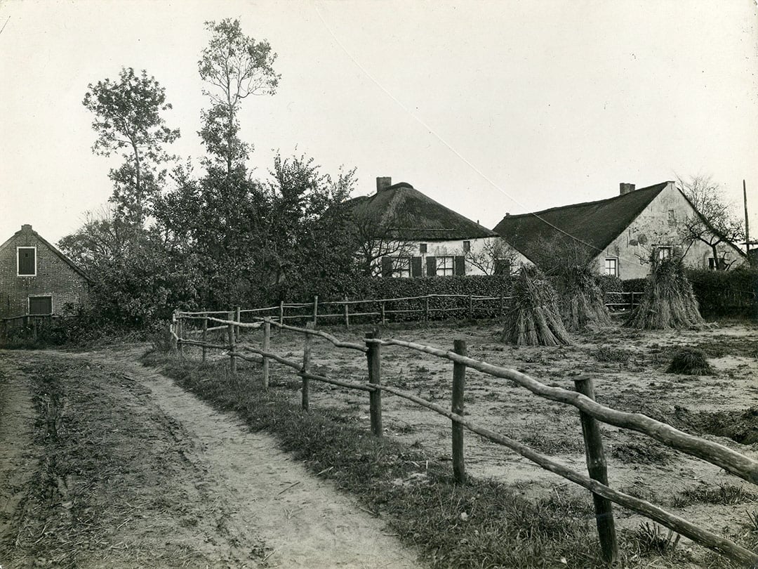 Boerderijen als deze stonden er veel in het Blaricum van vroeger, de afgeschuinde dakconstructie heette een ‘afgewolfd’ dak. Hiermee was de boerderij beter bestand tegen harde wind, tegelijk bleef onder de kap zoveel mogelijk opslagruimte overeind. Foto: Misset