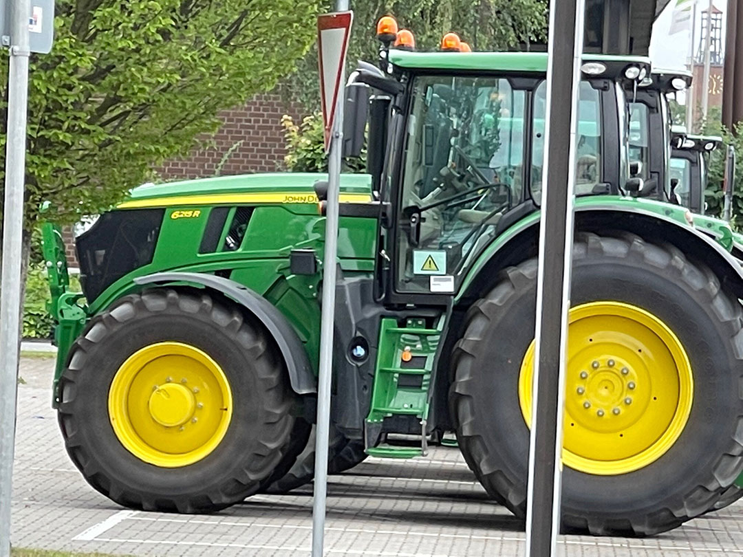 Deze John Deere 6215R wijkt op een aantal punten af van het huidige model. Vermoedelijk gaat het hierbij om een prototype. Foto: Wilmer.