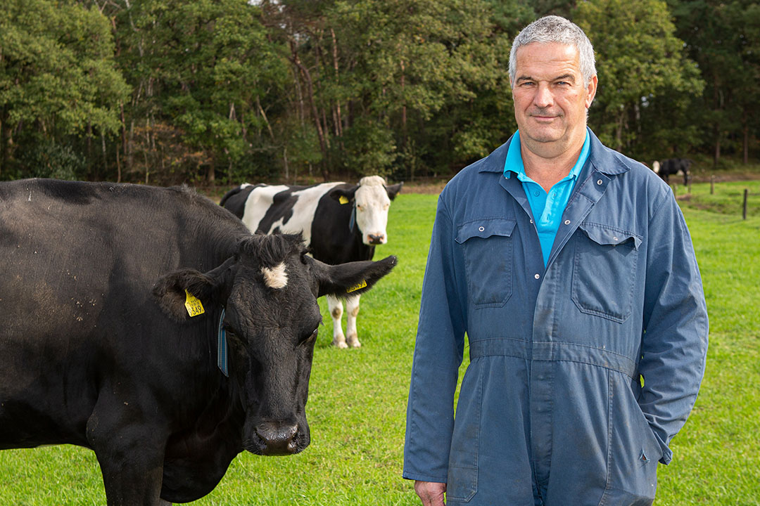 Christ Verschuren is melkveehouder in Brabant: 'Het zal allemaal wel.' - Foto: Peter Roek