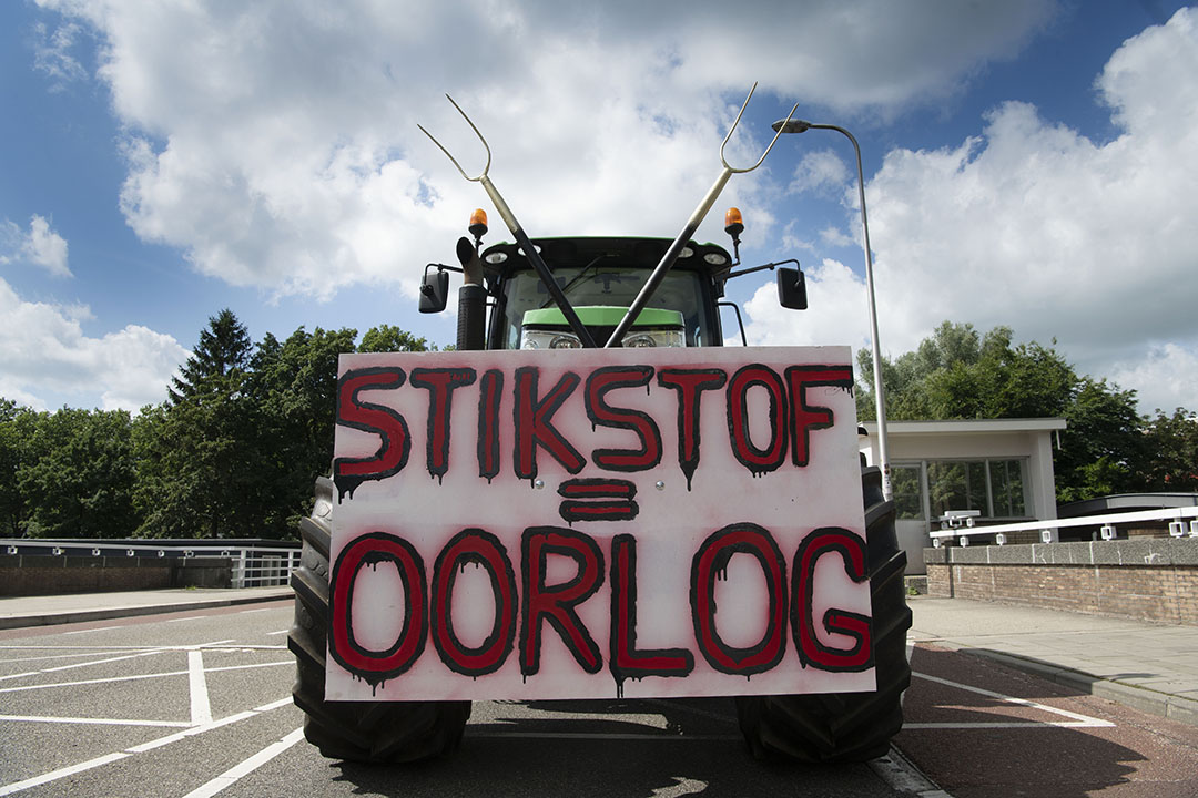 Onder luid getoeter en terwijl het nummer Deurdonderen over de speakers schalde, kwam trekker voor trekker bij het provinciehuis aan met borden als ‘Steel niet ons brood uit stikstofnood’ en ‘Stikstof = oorlog’. - Foto: Mark Pasveer