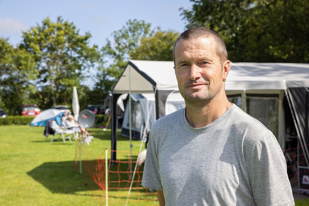 Peter de Visser. Alle 15 plaatsen op zijn boerderijcamping zijn bezet.