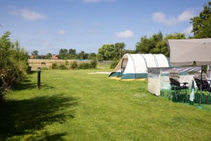 Nu veel mensen door corona niet naar het buitenland kunnen, zoeken ze een kampeerplek in Nederland. Boerencampings zijn gewild vanwege de rust en de ruimte.