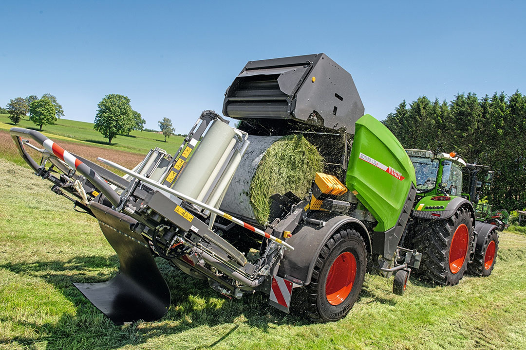 Het foliebindingsysteem is te combineren met netbinding. - Foto: Fendt