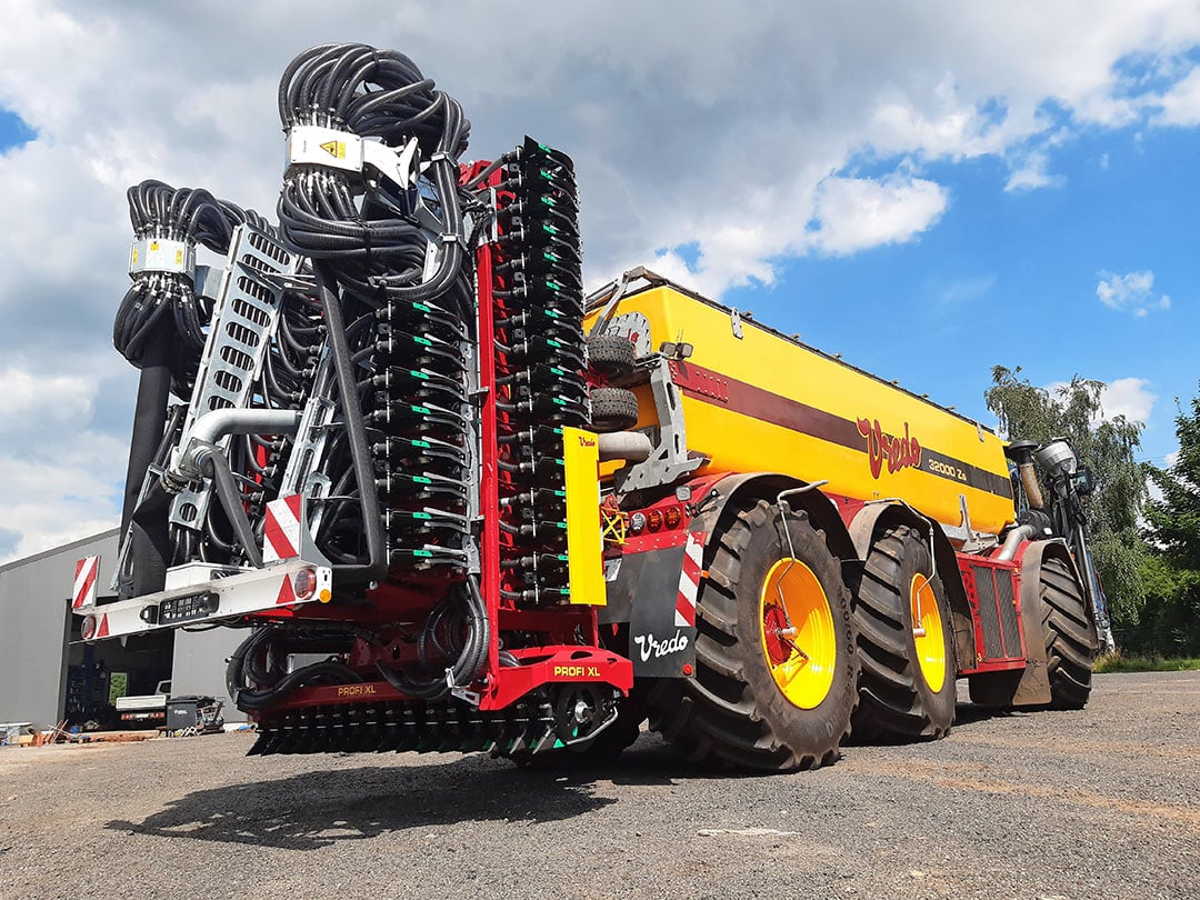 In transport vouwt de bemester zo op dat zelfs de 18 metermachine binnen de wettelijke maximumafmetingen blijft.