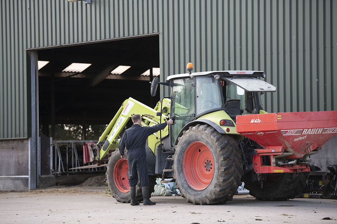 Hendrik doet wel machinewerk maar hele dagen op een trekker zitten vindt hij eentonig en niet rendabel bovendien. - Foto: Mark Pasveer