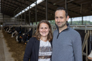 Jim Pluym (38) en zijn vrouw Nathalie van de Perre (36) hebben een melkveebedrijf in Lille (B) en kopen krachtvoer goedkoper in. - Foto: Peter Roek