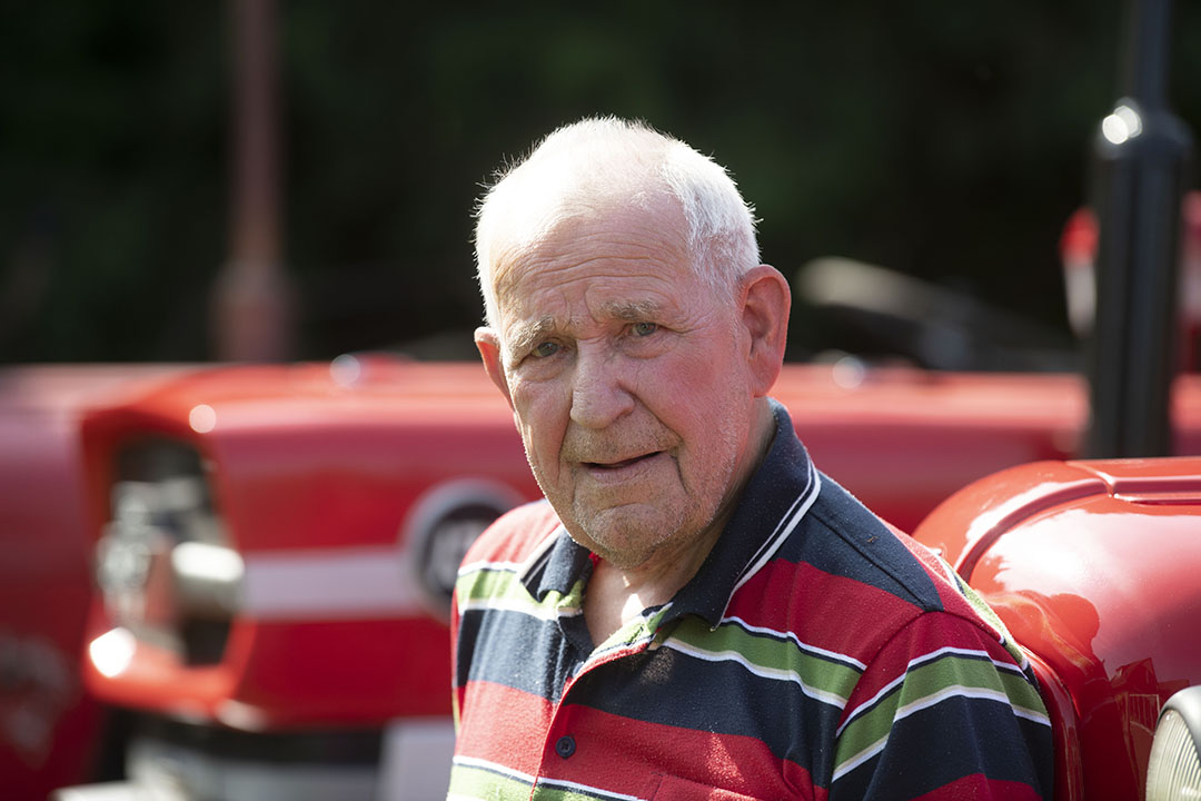 Boerenzoon Jan Wassenaar is 79 jaar oud. Hij woont in het Friese Surhuisterveen. Tijdens zijn werkzame leven was hij buschauffeur. Namens Dalstra Reizen zag hij als touringcarchauffeur veel van Europa. “Ik ben vaak in Scandinavië geweest”, aldus Wassenaar. Tijdens de wintermaanden hielp hij in de garage mee met het onderhoud aan de bussen. Zo ontwikkelde hij een passie voor sleutelen. “Ik ben geen monteur, maar bij Dalstra heb ik veel geleerd.”