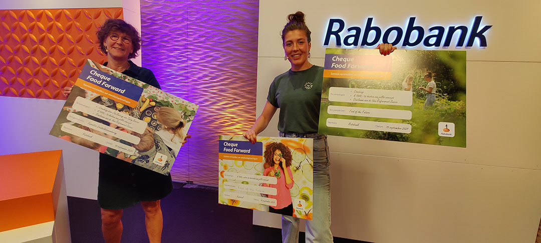 Anita van der Noord van ‘Expeditie Voedselverwondering’ en Elise Brugman van ‘Food of the Future’ (rechts) krijgen hun Cheque Food Forward uitgereikt. - Foto: Rabobank