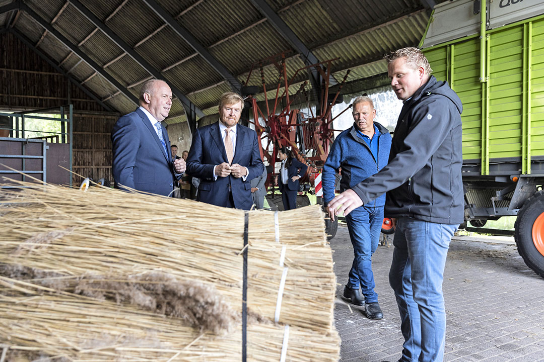 Loco-commissaris van de Koning Bert Boerman, koning Willem-Alexander en Harm Slot, eigenaar van landbouw- en rietteeltbedrijf Slot. Helemaal rechts zijn zoon en bedrijfsopvolger Bertus Slot. - Foto: provincie Overijssel/Raymond van Olphen