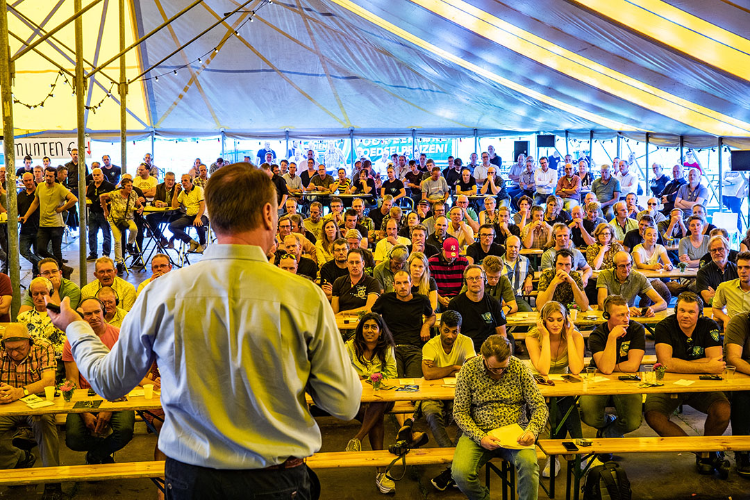 Foto gemaakt na de ledenvergadering. Er is een congres voor zowel leden als niet-leden, met drie wetenschappers op het gebied van klimaat en veehouderij, twee Amerikaanse professoren en de Nederlandse Aalt Dijkhuizen.