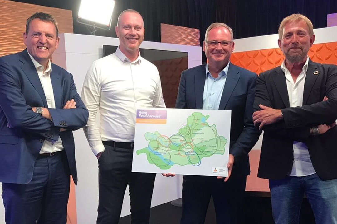 De virtuele aftrap van Food Forward in Zuid-Holland Zuid, met uiterst rechts presentator Harm Edens. - Foto: Rabobank