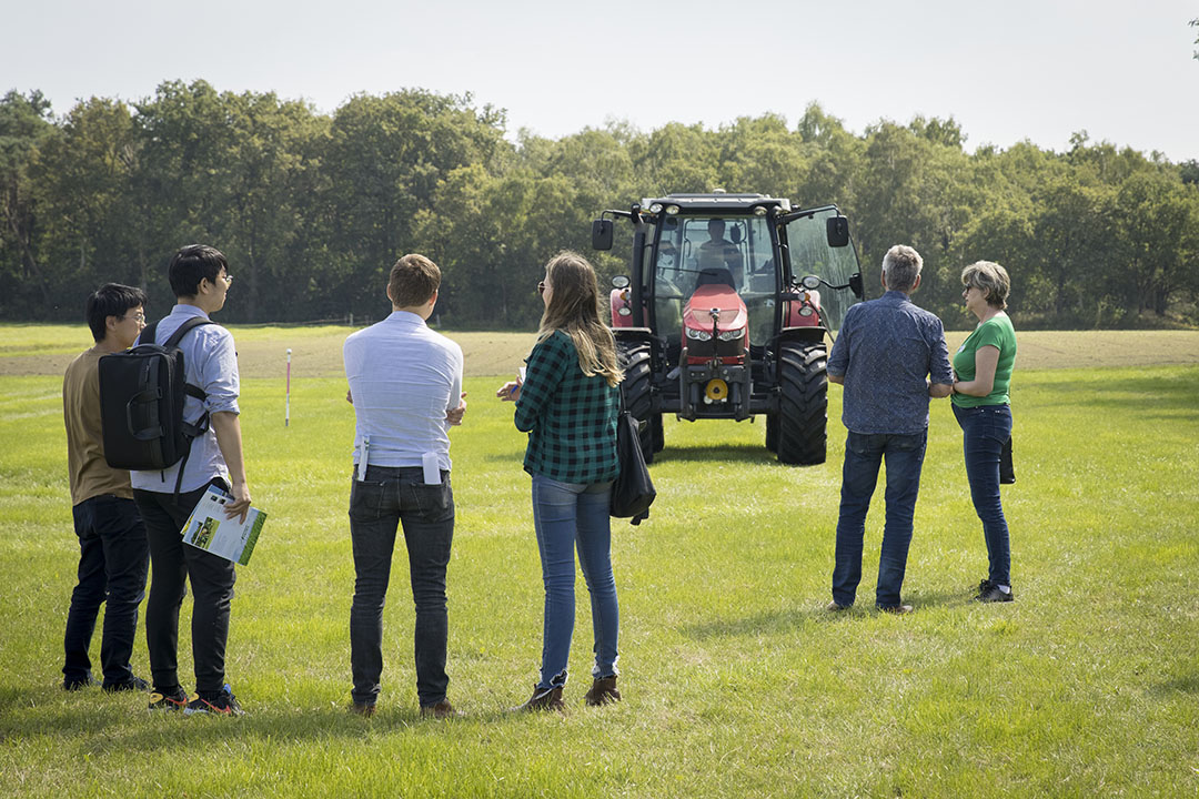 De demo-trekker van de Innovatie Coöperatie toont de nauwkeurigheid van de zelfbouw RTK-gps-stuurautomaat tijdens de NPPL open dag op proefboerderij De Marke.