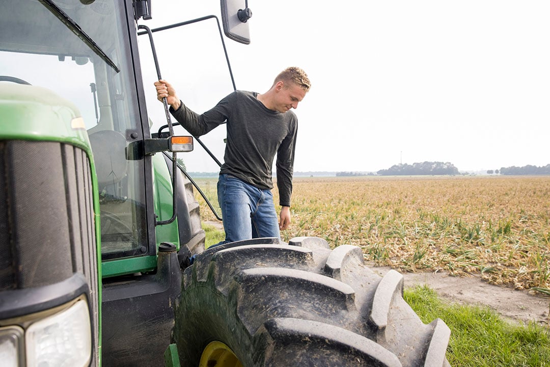 Even kijken bij de uien. De oogst daarvan vindt Leon een van de mooiste klussen van het jaar.