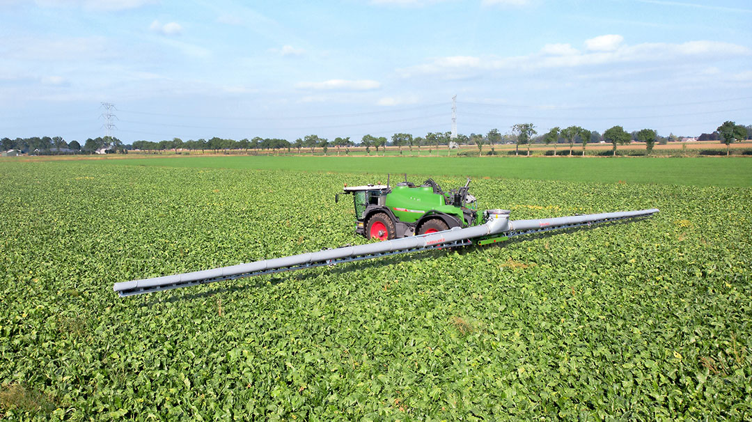 In bieten gebruik je bijvoorbeeld de B-uitgang van de tweedoppenschakeling voor hoge driftreductie. Volstaat een driftreductie van 90%, bijvoorbeeld in mais, dan kan de aangepaste Rogator evengoed nog op de oude dopafstand spuiten via de A-uitgang. - Foto: Abemec